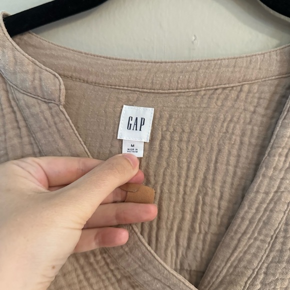 GAP Women's Tan V-Neck Blouse Size M - Picture 2 of 4